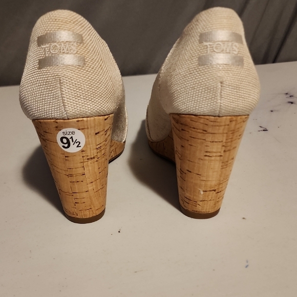 Toms Cream Wedge Shoes with Peep Toe Design - Picture 5 of 9